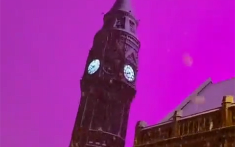 英国伯明翰惊现梦幻粉紫色天空 成因让人大跌眼镜