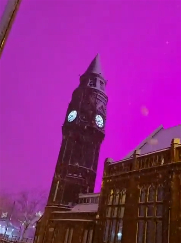 英国伯明翰惊现梦幻粉紫色天空 成因让人大跌眼镜