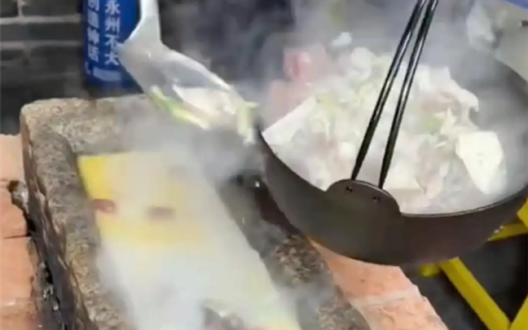 餐馆上新石槽火锅被调侃像猪食槽 店家：经过抛光打磨 卫生安全没问题