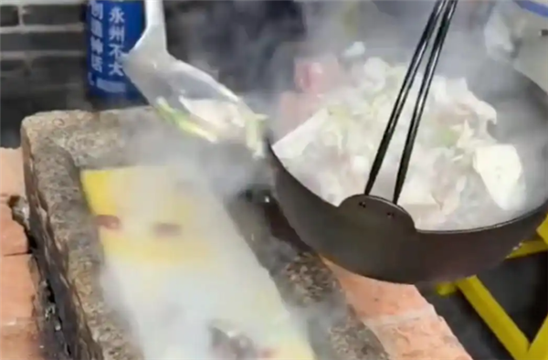 餐馆上新石槽火锅被调侃像猪食槽 店家:经过抛光打磨 卫生安全没问题
