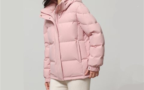 鸭鸭羽绒服回应衣服双标双码：其中一个是设计元素标识