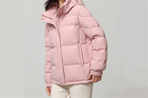 鸭鸭羽绒服回应衣服双标双码：其中一个是设计元素标识