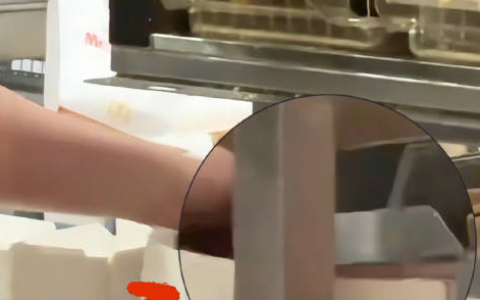 麦当劳店员被拍手伸进麦乐鸡盒玩手机 门店回应：已扔掉纸盒重新消毒