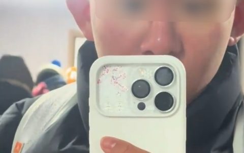 吉林男生游哈尔滨冰雪大世界冻伤 手拿出口袋失去知觉