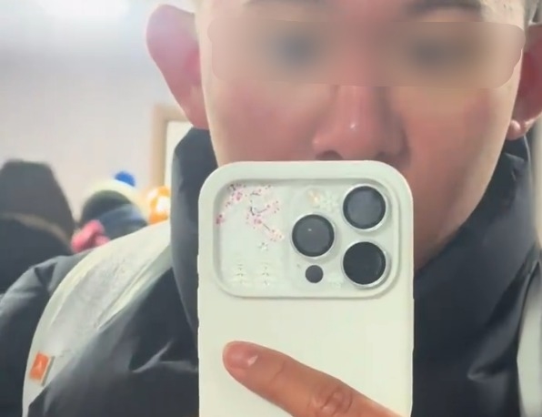 吉林男生游哈尔滨冰雪大世界冻伤 手拿出口袋失去知觉