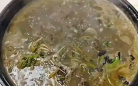 一家人吃自制牛瘪火锅中毒双手变蓝 加入一种不知名蔬菜