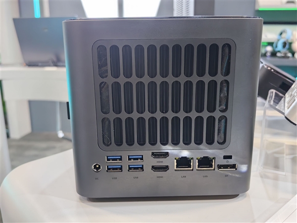 雷神MIX STATION迷你主机亮相:搭载AMD AI Max+ 395处理器