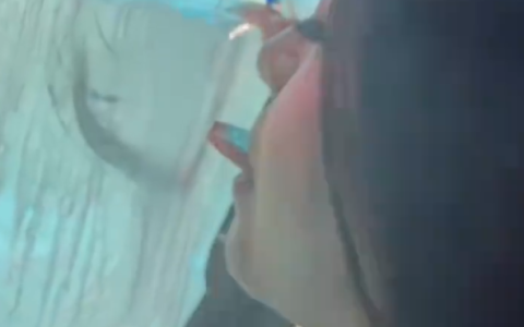 千万别试！南方人哈尔滨舔冰块 拔下后舌头流血