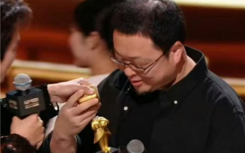 罗永浩禁言风波后现身B站颁奖晚会 领奖时奖杯意外折两半