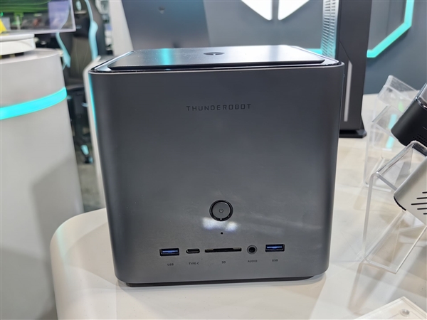 雷神MIX STATION迷你主机亮相:搭载AMD AI Max+ 395处理器