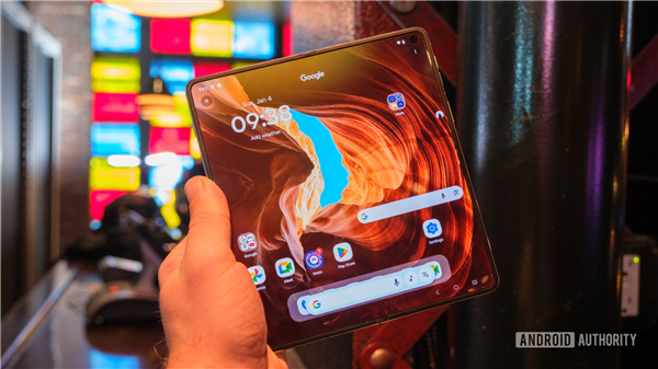 moto首款大折叠屏来了！moto Razr Fold亮相CES