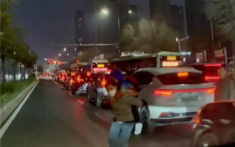 俩家长背小孩鬼探头式过马路 小鹏X9 AEB刹停！网友：值回车价