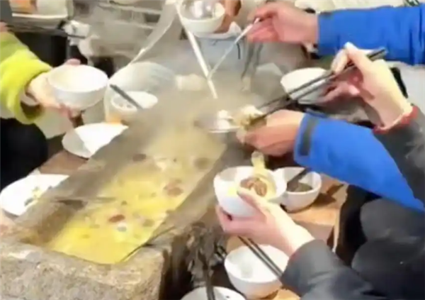 餐馆上新石槽火锅被调侃像猪食槽 店家:经过抛光打磨 卫生安全没问题