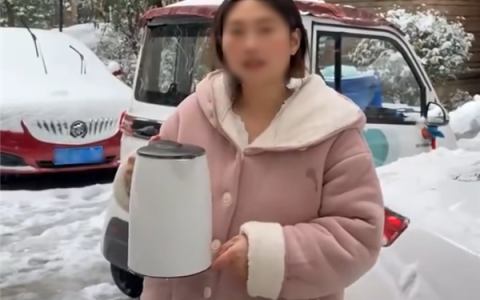 热水浇车玻璃会炸吗？女子拿别人车做实验 回应更让网友气笑