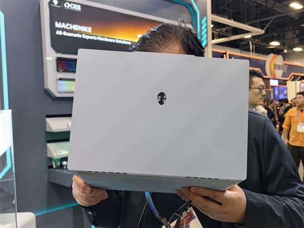 雷神aibook14 Air Carbon全能本发布：1kg碳纤维机身 18小时续航