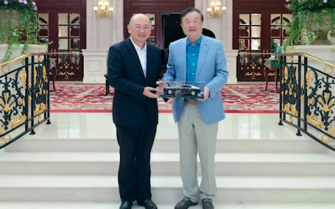 江汽集团董事长项兴初拜访任正非 送出尊界S800车模