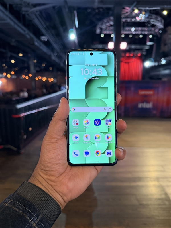 最独特的小折叠!moto razr FIFA世界杯2026定制版发布:4900元