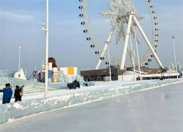 吉林男生游哈尔滨冰雪大世界冻伤 手拿出口袋失去知觉