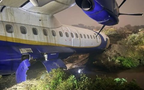 尼泊尔一架运载55人的客机冲出跑道 飞机严重受损 多人受伤