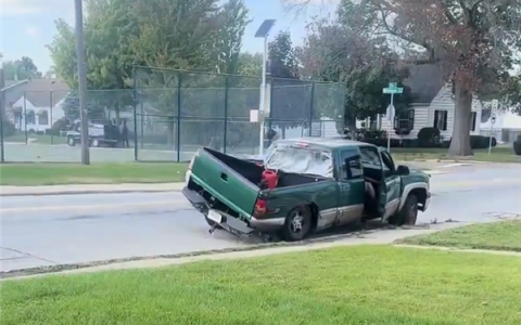 美国男子开破皮卡走红网络获赠新车 网友质疑为炒作