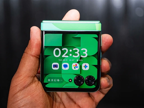 最独特的小折叠!moto razr FIFA世界杯2026定制版发布:4900元
