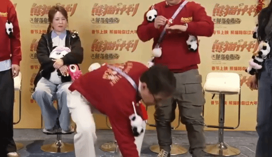 成龙镜头之下惊人举动！从地上捡口香糖擦擦就吃