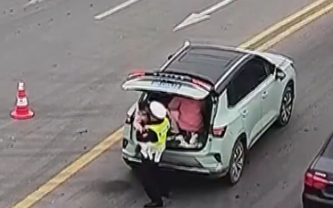 罚100记3分！家长为春运返乡图方便：竟将两个孩子塞进了汽车后备箱