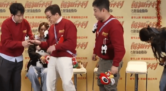 成龙镜头之下惊人举动！从地上捡口香糖擦擦就吃