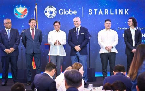 Philippine President Ferdinand R. Marcos Jr. graces the signing of the partnership between Globe and Starlink’s Direct-to-Cell satellite service, the first in Southeast Asia, aimed at expanding digital inclusion and reliable connectivity nationwide. Joining him (left to right): Globe President and CEO Carl Cruz, DICT Secretary Henry Aguda, Globe Chairman Jaime Augusto Zobel de Ayala, Taguig District Representative Hon. Jorge Daniel Bocobo, and Starlink Senior Partnerships Manager Damien Innes.