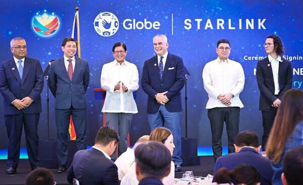 Philippine President Ferdinand R. Marcos Jr. graces the signing of the partnership between Globe and Starlink’s Direct-to-Cell satellite service, the first in Southeast Asia, aimed at expanding digital inclusion and reliable connectivity nationwide. Joining him (left to right): Globe President and CEO Carl Cruz, DICT Secretary Henry Aguda, Globe Chairman Jaime Augusto Zobel de Ayala, Taguig District Representative Hon. Jorge Daniel Bocobo, and Starlink Senior Partnerships Manager Damien Innes.