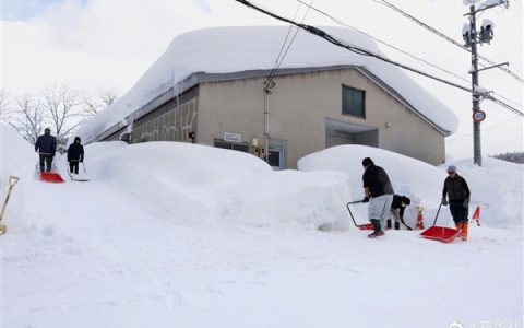 积雪厚度达2.55米！日本罕见强降雪致27死290人受伤