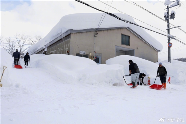 积雪厚度达2.55米！日本罕见强降雪致27死290人受伤