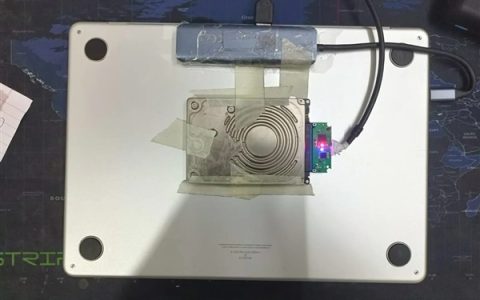 辣眼睛！为省固态钱MacBook Air“丑陋”改装：胶带硬粘外挂SATA硬盘