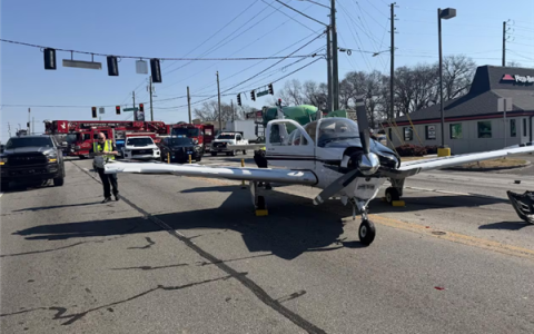 美国一小型飞机公路迫降：连撞数辆汽车