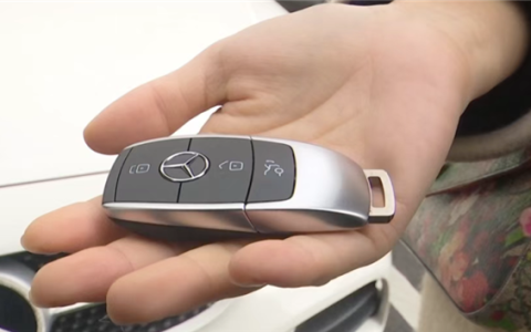 女子退大衣误寄走奔驰钥匙！重配要花6000元