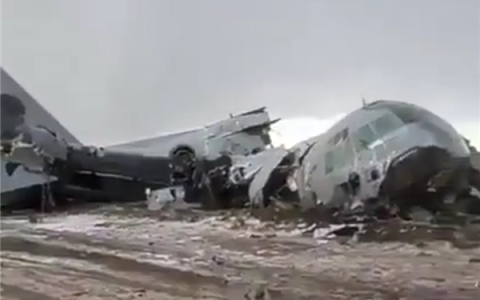 玻利维亚一飞机坠毁：装有大量钞票 散落后遭疯抢