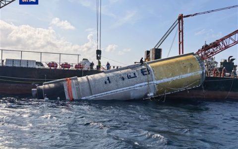 我国完成首次火箭芯一级箭体海上打捞回收任务！现场画面来了