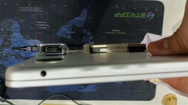 辣眼睛!为省固态钱MacBook Air“丑陋”改装:胶带硬粘外挂SATA硬盘