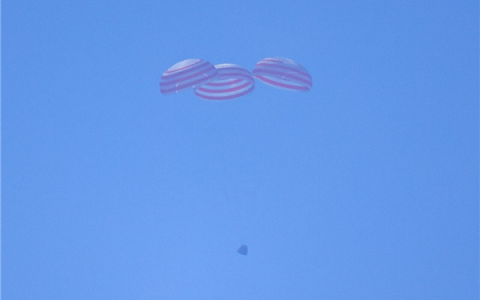 我国首次载人飞船返回舱海上搜索回收：成功完成！