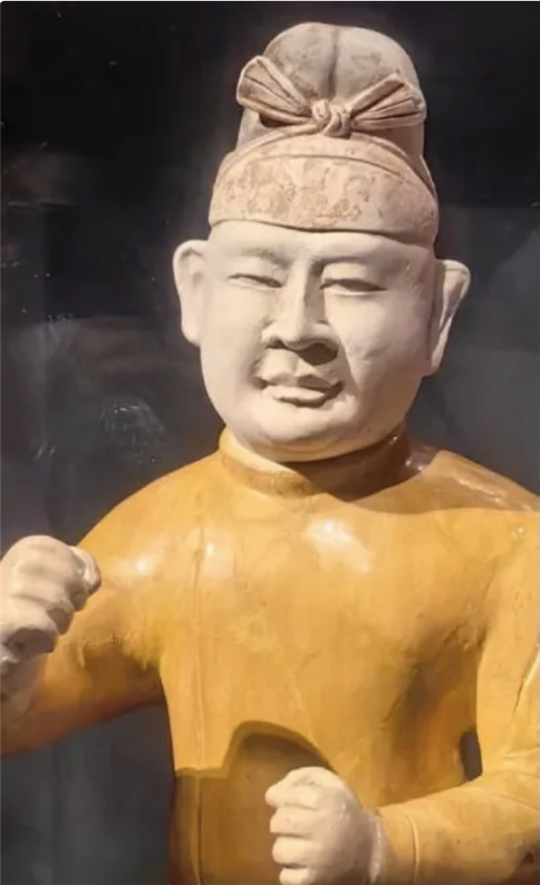 博物院陶俑撞脸郭德纲 院方回应:的确在展出 出自南唐陵墓