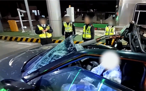 车完全烂了！男子醉驾去喝喜酒撞上大货车：“喜提”刑拘