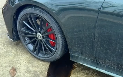 30多万买二手奔驰一个多月就爆缸了！检测出进水商家不认：维权到底就好了