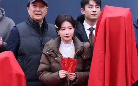 73岁唐国强也去演短剧了！开机仪式现场献上4句打油诗