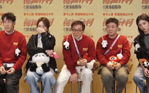 成龙镜头之下惊人举动！从地上捡口香糖擦擦就吃