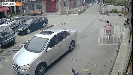 两初中女生扶起定次责引热议 老人撤诉后:专家科普无接触事故 大家应特别注意