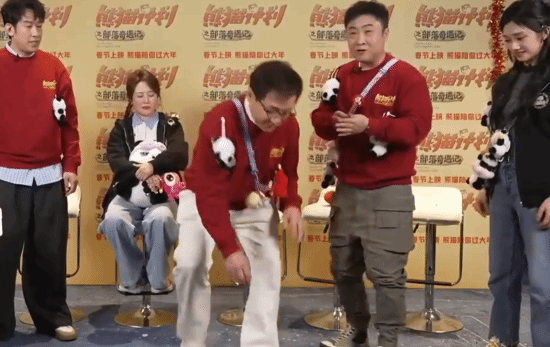 成龙镜头之下惊人举动！从地上捡口香糖擦擦就吃
