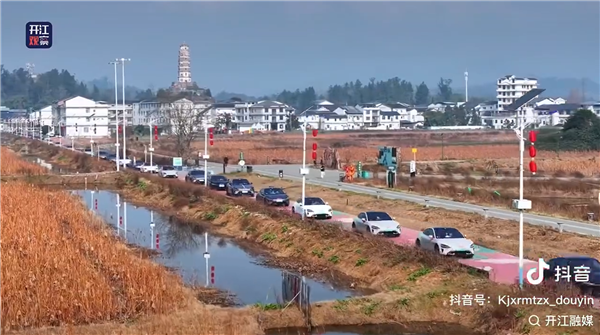 386辆小米汽车跨省集结!四川米粉婚礼太硬核 卢伟冰点赞真好