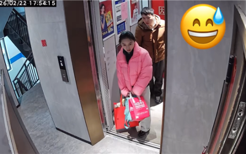 出门5天回家发现家门大开 夫妻俩表情笑翻网友 后续来了