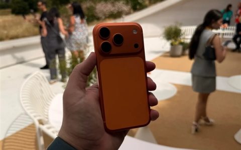 还是熟悉的味道 iPhone 18系列外观出炉：横向大矩阵镜组+小灵动岛