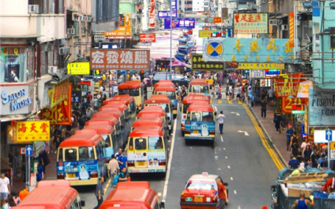 香港警方曝光新型碰瓷套路：先举报前车违规变道 再以急刹撞伤脖子索赔